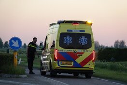 Auto te water in Midwoud, ambulance komt vast te zitten