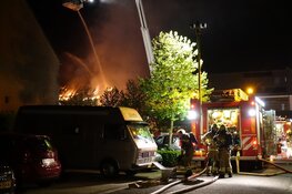 Autobrand slaat over naar woningen in Zwaag, vuur inmiddels onder controle