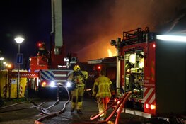 Autobrand slaat over naar woningen in Zwaag, vuur inmiddels onder controle