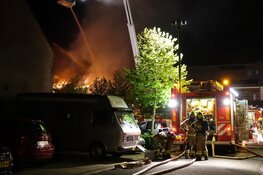 Autobrand slaat over naar woningen in Zwaag, vuur inmiddels onder controle