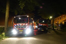 Autobrand slaat over naar woningen in Zwaag, vuur inmiddels onder controle