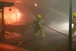 Autobrand slaat over naar woningen in Zwaag, vuur inmiddels onder controle