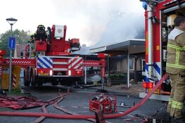 Enorme schade na verwoestende brand in Zwaag bij daglicht goed zichtbaar