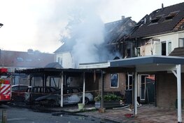 Enorme schade na verwoestende brand in Zwaag bij daglicht goed zichtbaar
