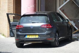 Auto botst tegen achterkant winkel aan in Hoorn