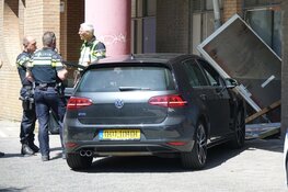 Auto botst tegen achterkant winkel aan in Hoorn