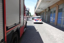 Auto botst tegen achterkant winkel aan in Hoorn