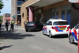 Auto botst tegen achterkant winkel aan in Hoorn