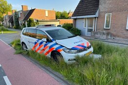 Politieauto onderweg naar spoedmelding crasht in Zwaag