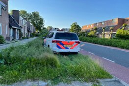 Politieauto onderweg naar spoedmelding crasht in Zwaag