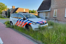 Politieauto onderweg naar spoedmelding crasht in Zwaag