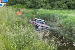 Auto te water na uitwijken gans in Berkhout