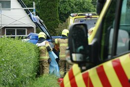 Auto op z'n kant in Andijk