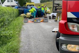 Auto op z'n kant in Andijk