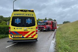 Auto op z'n kant in Andijk