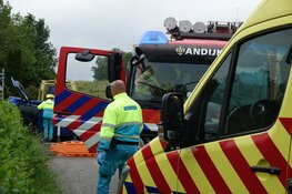 Auto op z'n kant in Andijk