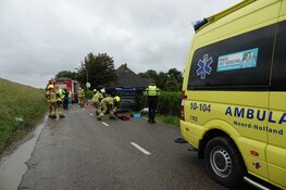 Auto op z'n kant in Andijk