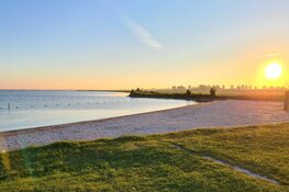Dansen bij zonsondergang op het strand van Schellinkhout