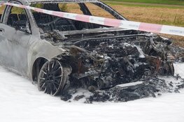 Twee auto&#39;s door brand verwoest in Zwaag
