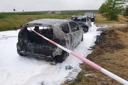 Twee auto&#39;s door brand verwoest in Zwaag