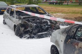 Twee auto&#39;s door brand verwoest in Zwaag