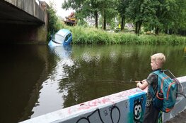 Auto raakt ter water in Zwaag