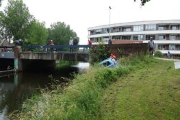Auto raakt ter water in Zwaag