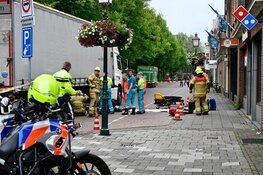 Fietser klem onder vrachtwagen bij ongeval in Hoorn