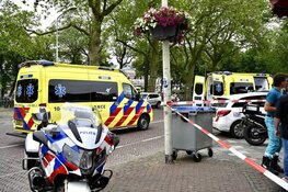 Fietser klem onder vrachtwagen bij ongeval in Hoorn