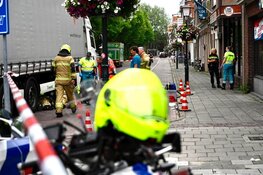 Fietser klem onder vrachtwagen bij ongeval in Hoorn