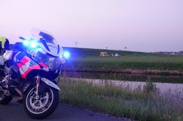 Motorrijder te water geraakt bij Venhuizen