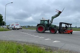 Tractor en busje botsen in Lutjebroek, veel schade aan beide voertuigen