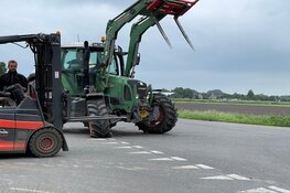 Tractor en busje botsen in Lutjebroek, veel schade aan beide voertuigen