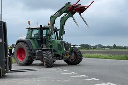 Tractor en busje botsen in Lutjebroek, veel schade aan beide voertuigen