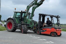 Tractor en busje botsen in Lutjebroek, veel schade aan beide voertuigen