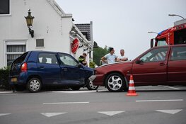 Auto uit de bocht gevlogen: café en andere auto geraakt