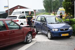 Auto uit de bocht gevlogen: café en andere auto geraakt