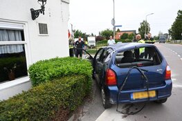 Auto uit de bocht gevlogen: café en andere auto geraakt