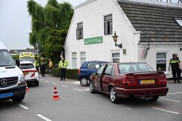 Auto uit de bocht gevlogen: café en andere auto geraakt