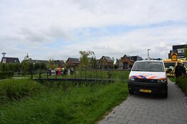 Persoon te water op de Hazeweel in Zwaag