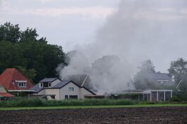 Schuurbrand door zonnepanelen in Andijk