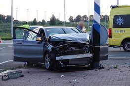 Auto&#39;s botsen in Medemblik, twee personen naar ziekenhuis gebracht