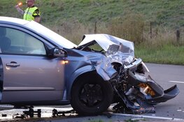 Auto&#39;s botsen in Medemblik, twee personen naar ziekenhuis gebracht