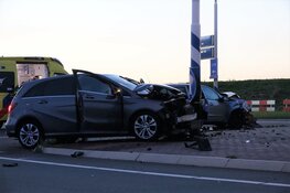 Auto&#39;s botsen in Medemblik, twee personen naar ziekenhuis gebracht
