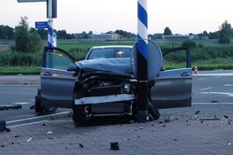 Auto&#39;s botsen in Medemblik, twee personen naar ziekenhuis gebracht