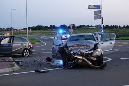 Auto&#39;s botsen in Medemblik, twee personen naar ziekenhuis gebracht