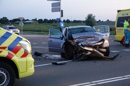 Auto&#39;s botsen in Medemblik, twee personen naar ziekenhuis gebracht