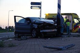 Auto&#39;s botsen in Medemblik, twee personen naar ziekenhuis gebracht