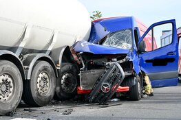 Botsing busje met tankwagen in Zwaag