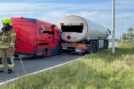Botsing busje met tankwagen in Zwaag